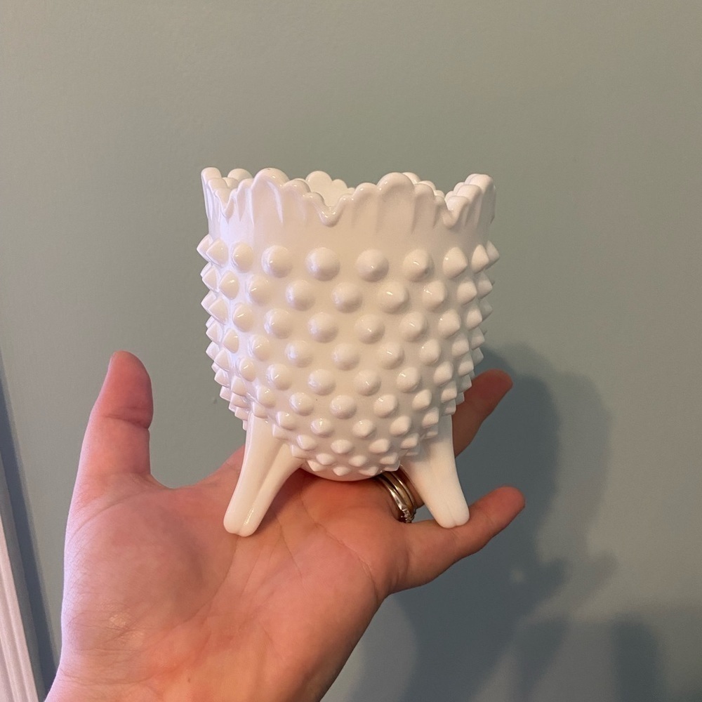 VINTAGE FENTON MILK GLASS HOBNAIL EGG SHAPED THREE FOOTED VASE